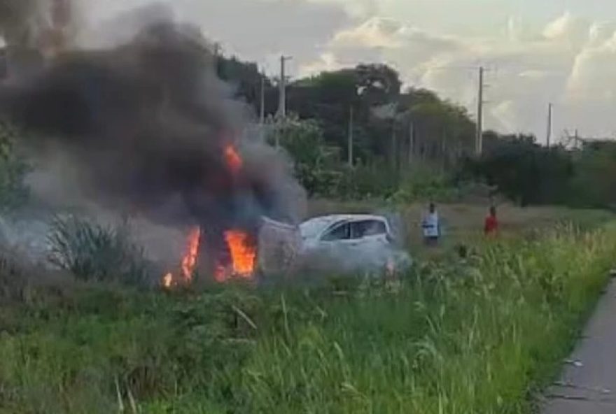 ex-jogador-de-bahia-e-vitoria-sofre-acidente-e-carro-pega-fogo ex-jogador-de-bahia-e-vitoria-sofre-acidente-e-carro-pega-fogo