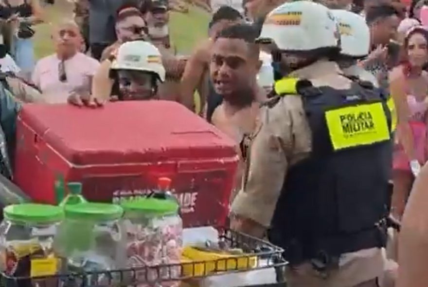 ex-jogador-de-cruzeiro-e-america-e-preso-em-bloco-de-bh3A-video-e-detalhes-da-confusao-no-carnaval ex-jogador-de-cruzeiro-e-america-e-preso-em-bloco-de-bh3A-video-e-detalhes-da-confusao-no-carnaval