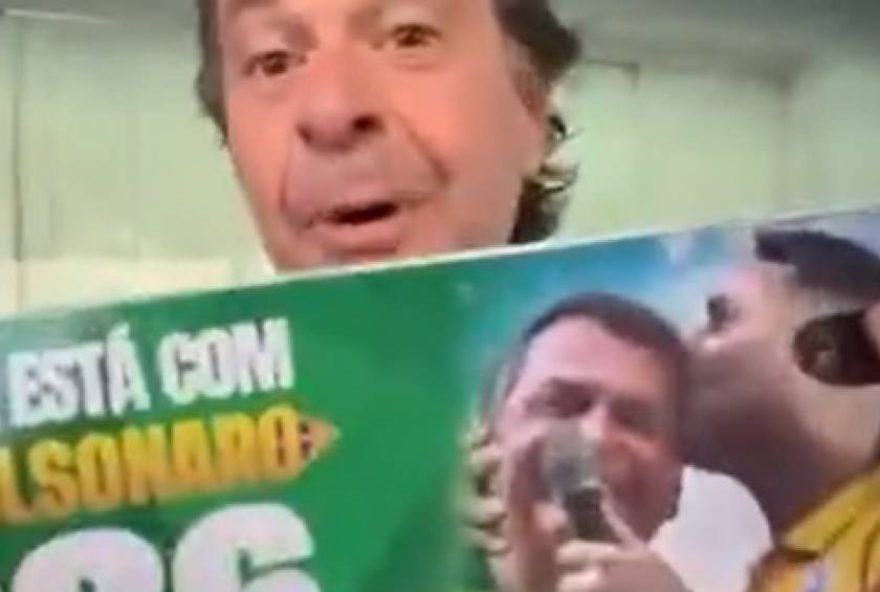 ex-ministro-de-bolsonaro-distribui-adesivos-de-flavio-em-sabado-de-carnaval