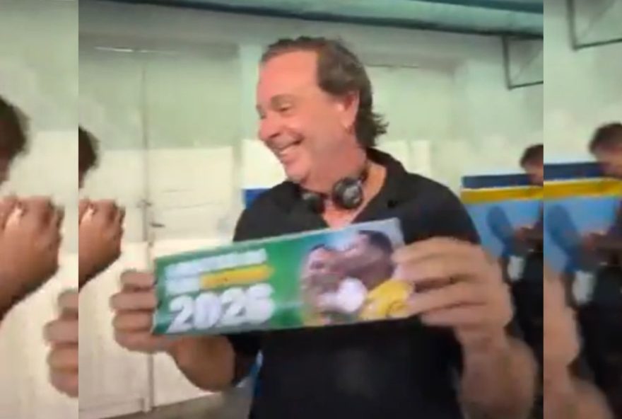 ex-ministro-de-bolsonaro-distribui-adesivos-pro-flavio-no-carnaval ex-ministro-de-bolsonaro-distribui-adesivos-pro-flavio-no-carnaval