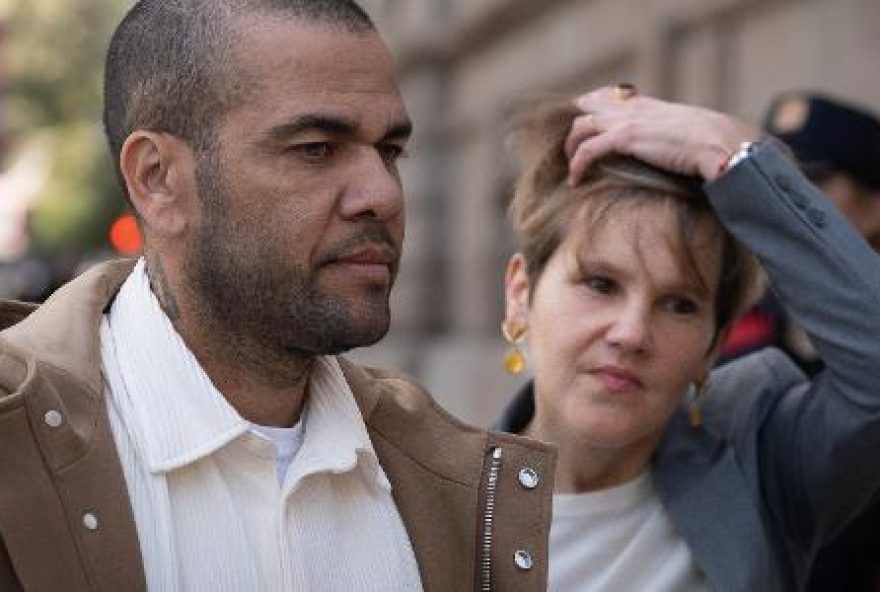 ex-mulher-de-daniel-alves-e-condenada-a-prestar-contas-de-dez-anos