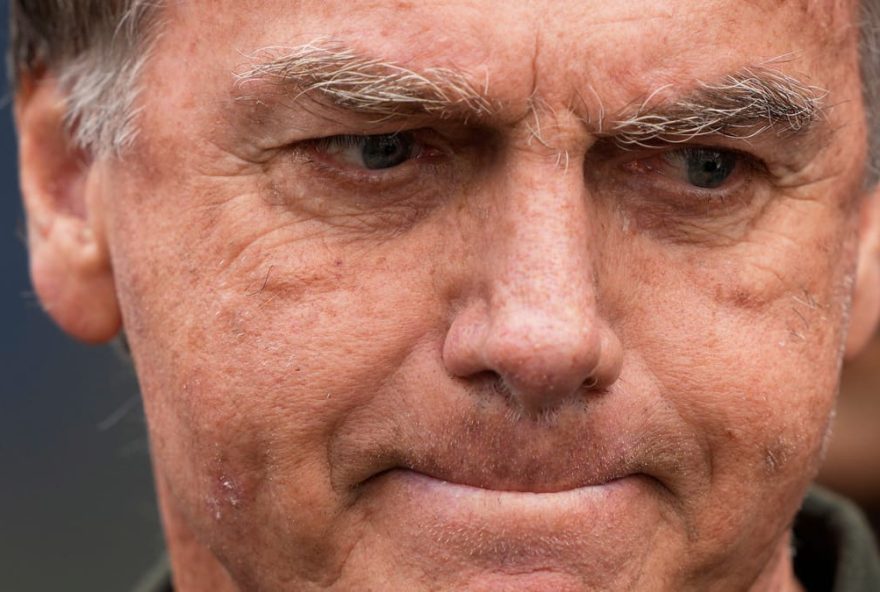 Jair Bolsonaro verlässt ein Krankenhaus Der ehemalige brasilianische Präsident Jair Bolsonaro (M), der wegen einer medizinischen Behandlung vorübergehend aus dem Hausarrest entlassen wurde, verlässt ein Krankenhaus in Brasilia. (zu dpa: «Bolsonaro darf Haft für Leistenbruch-OP verlassen»)