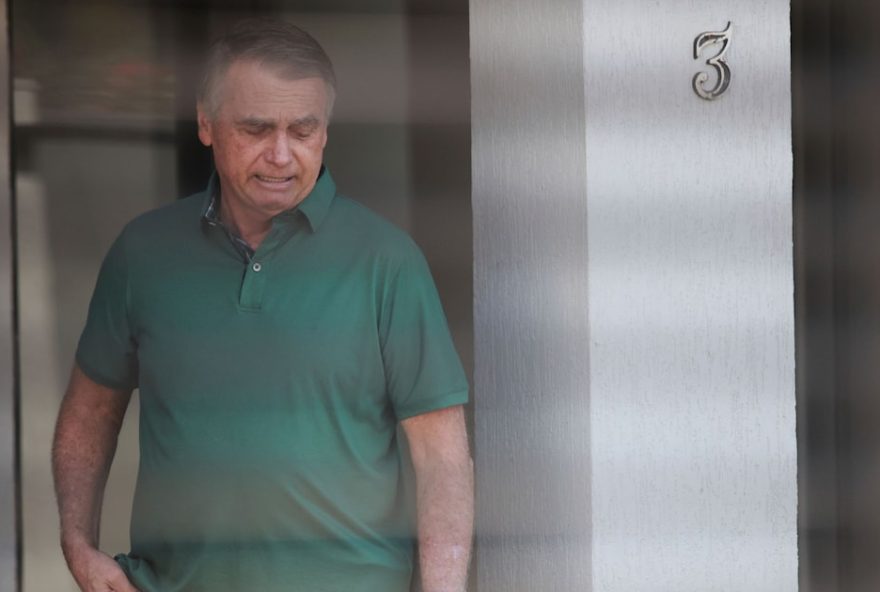 ex-presidente-bolsonaro-do-brasil-hospitalizado-devido-a-queda-de-pressao-arterial