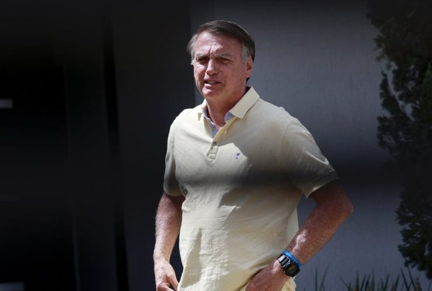 epaselect epa12349692 Brazil's former president Jair Bolsonaro walks at his residence in Brasilia, Brazil, 03 September 2025. Bolsonaro's defense team denied before the Supreme Court that the former Brazilian president participated in a coup plot and reduced the prosecution's accusation to 'suppositions' in a session that has left the trial ready for sentencing.  EPA/SEBASTIAO MOREIRA (MaxPPP TagID: epaliveeight494573.jpg) [Photo via MaxPPP]