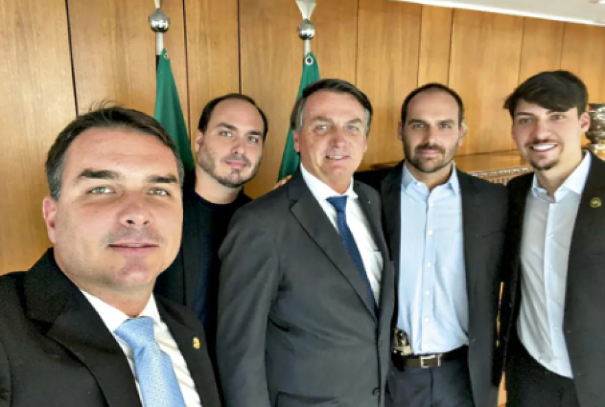 ex-presidente-jair-bolsonaro-anuncia-flavio-bolsonaro-como-seu-candidato-a-presidencia-da-republica