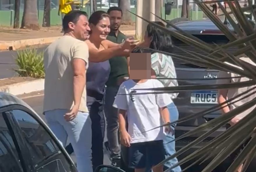 ex-primeira-dama-michelle-bolsonaro-leva-bolo-com-fotos-dos-filhos-para-bolsonaro-no-dia-dos-pais