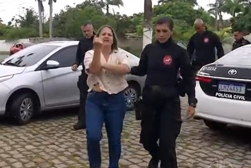 ex-vereadora-de-buzios-e-presa-por-rachadinha-e-desvio-de-r24-200-mil3A-video-mostra-prisao-tumultuada-com-xingamentos-ao-prefeito ex-vereadora-de-buzios-e-presa-por-rachadinha-e-desvio-de-r24-200-mil3A-video-mostra-prisao-tumultuada-com-xingamentos-ao-prefeito