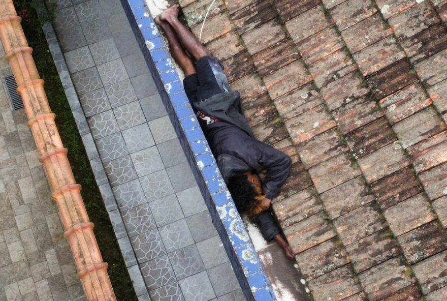 ex-vocalista-de-grupo-de-samba-e-flagrado-em-tentativa-de-roubo-no-litoral-de-sp3A-drone-registra-cena-e-auxilia-na-prisao