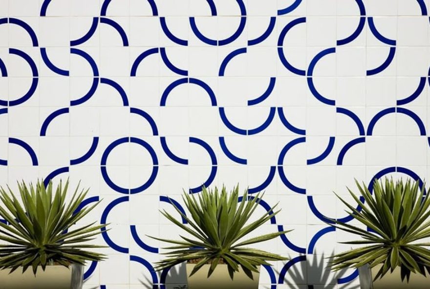 explorando-a-versatilidade-dos-azulejos-de-athos-bulcao3A-arte-e-arquitetura-em-harmonia