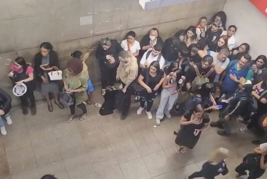 explosao-de-bateria-causa-susto-na-estacao-luz-em-sp3A-nenhum-ferido