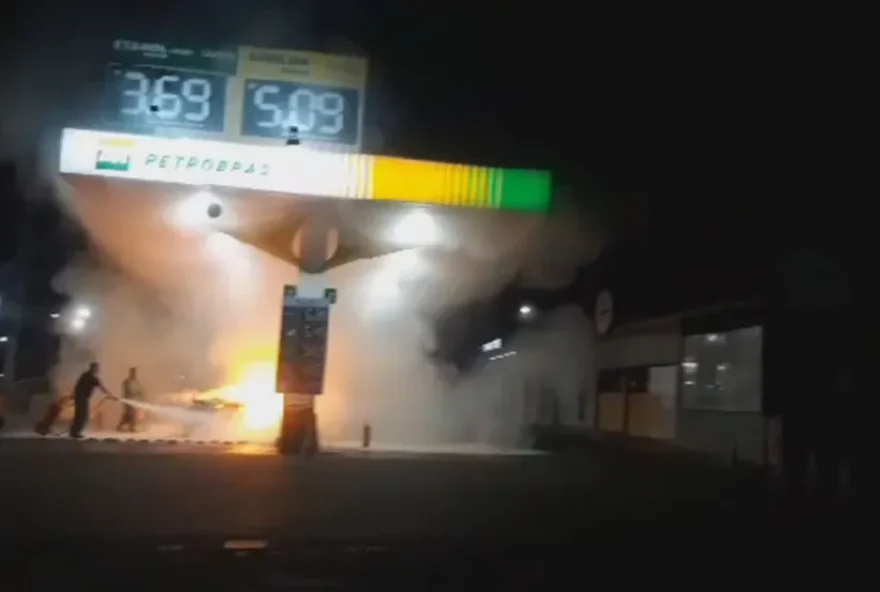 Bomba de combustível explode após carro sair com mangueira ainda conectada