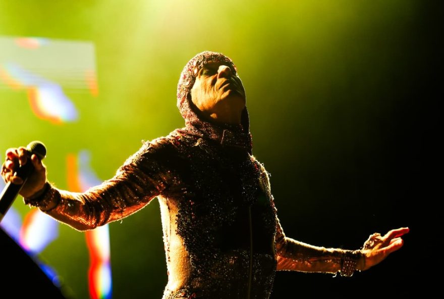 exposicao-de-figurinos-iconicos-de-ney-matogrosso-em-santos2C-sp3A-uma-jornada-pela-moda-e-arte-do-cantor.-venha-conferir exposicao-de-figurinos-iconicos-de-ney-matogrosso-em-santos2C-sp3A-uma-jornada-pela-moda-e-arte-do-cantor.-venha-conferir