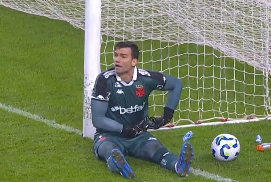 expulsao-de-goleiro-por-cera3A-arbitro-relata-motivo-em-sumula-do-jogo-internacional-x-vasco