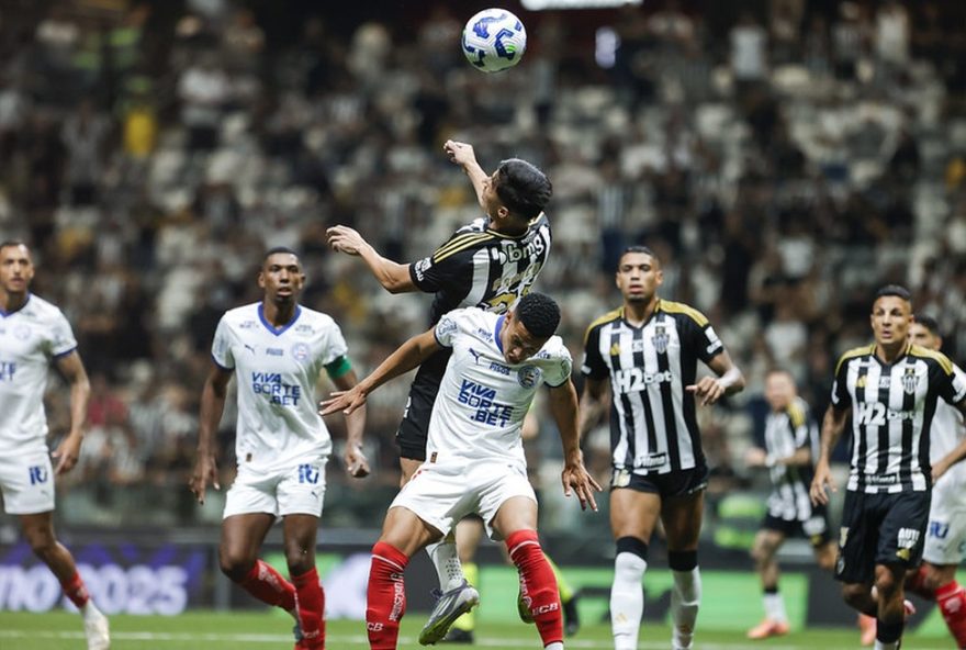 expulsao-de-kanu-pelo-var-em-atletico-mg-x-bahia3A-zagueiro-recebe-cartao-vermelho-direto-no-segundo-tempo expulsao-de-kanu-pelo-var-em-atletico-mg-x-bahia3A-zagueiro-recebe-cartao-vermelho-direto-no-segundo-tempo