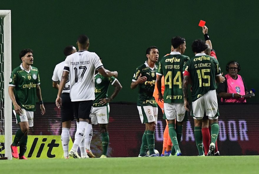 expulsao-de-marcos-rocha-desfalca-palmeiras-contra-cruzeiro3A-o-impacto-da-decisao-do-var-no-jogo-e-nas-escolhas-do-verdao