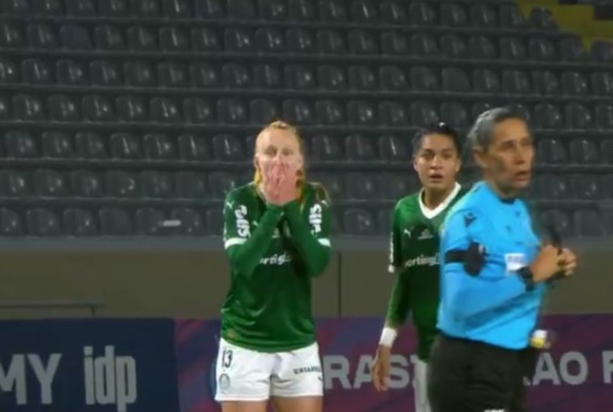 expulsao-polemica3A-zagueira-do-palmeiras-incredula-com-penalti-a-favor-do-fluminense