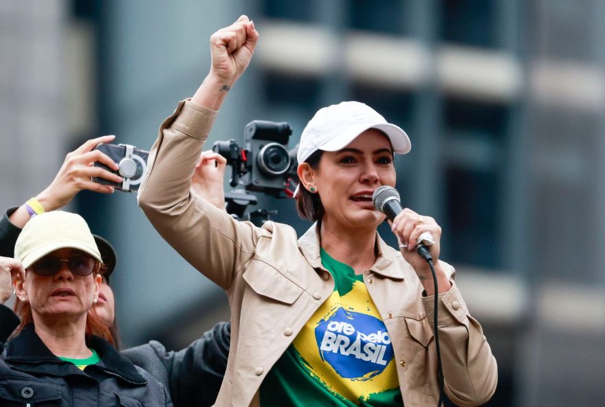 epa12361041 Michele Bolsonaro, the wife of former Brazilian President Jair Bolsonaro, speaks during a demonstration in the city of Sao Paulo, Brazil, 07 September 2025. Hundreds of supporters of former President Jair Bolsonaro gathered in several Brazilian cities to protest against the Supreme Court for trying him for coup plotting and to support US President Donald Trump's sanctions against Brazil.  EPA/Sebastiao Moreira (MaxPPP TagID: epaliveeight504641.jpg) [Photo via MaxPPP]