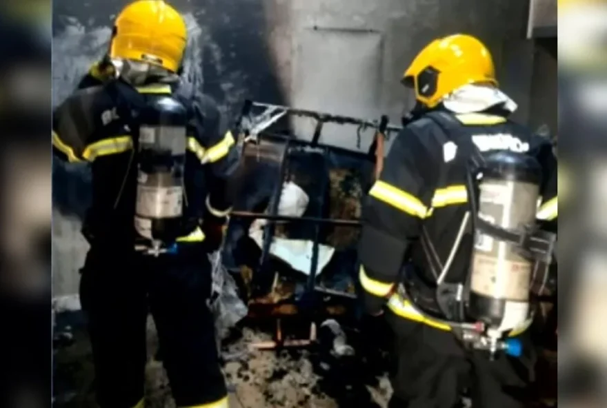 Criança põe fogo na casa ao brincar com fósforo encima de colchão, em Mineiros (Foto: Corpo de Bombeiros)