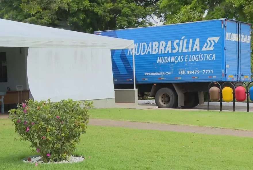 A 16 dias da posse, caminhão de mudança é flagrado no Palácio da Alvorada