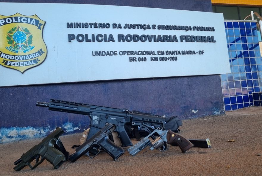 PRF prende idoso que transportava armas em ônibus na BR-040, no DF (Foto: PRF)