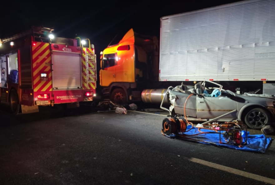 Bebê estava no carro junto com um casal que ficou preso às ferragens (Foto: CBMGO)