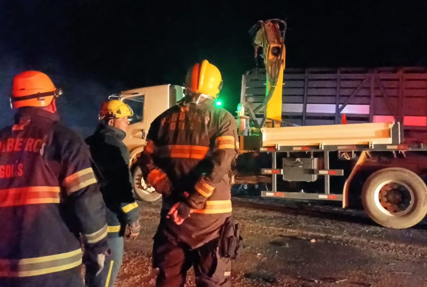 Carretas colidem e causam incêndio na BR-364