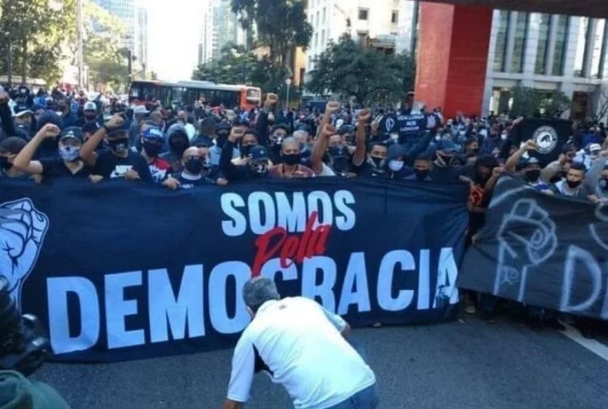 Torcidas organizadas anunciam manifestação no mesmo dia e lugar que Bolsonaro