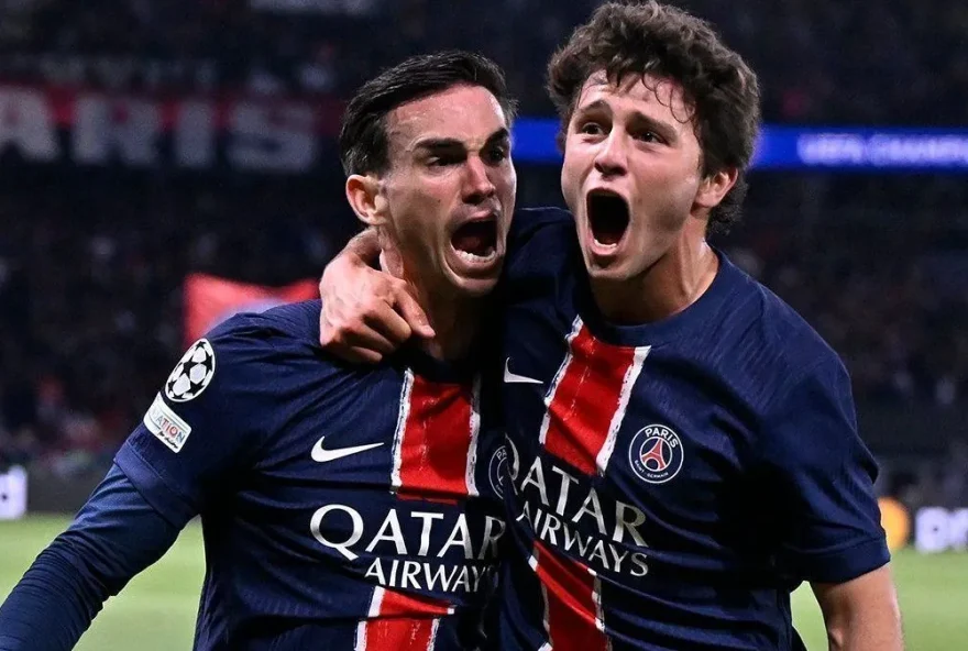 Fabián Ruiz celebra seu gol pelo PSG com João Neves contra o Arsenal • Divulgação/PSG