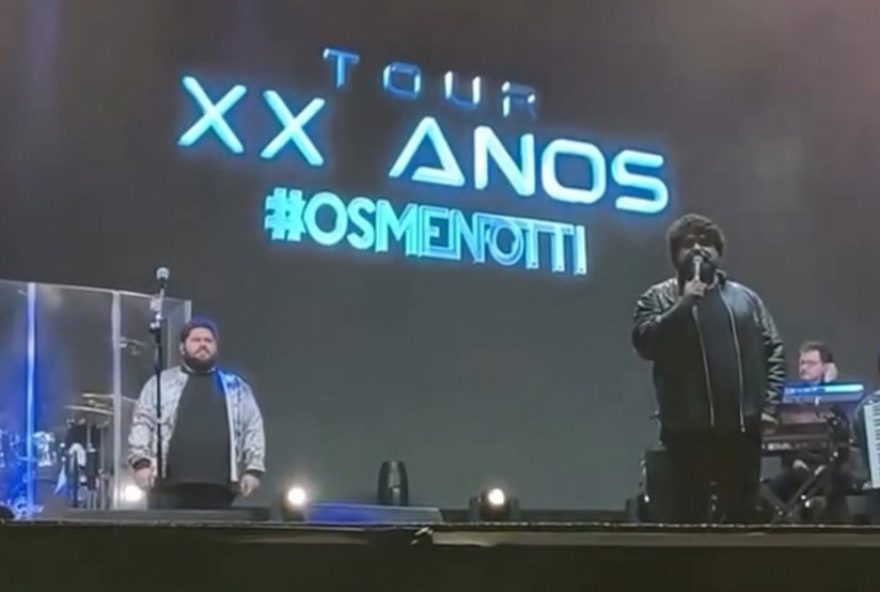 fabiano-menotti-sobrevive-a-acidente-de-carro-e-testemunha-sua-fe-no-palco-de-show-no-rio-de-janeiro