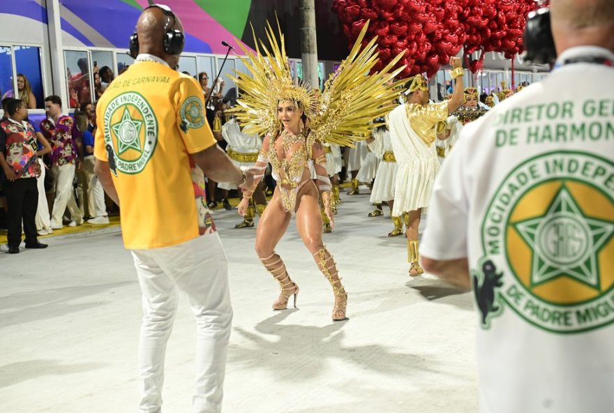 fabiola-andrade-desfila-como-afrodite-na-mocidade-homenageando-rita-lee fabiola-andrade-desfila-como-afrodite-na-mocidade-homenageando-rita-lee