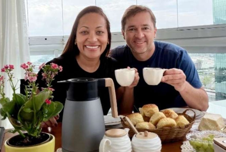 fabiola-de-paula-e-mario-bonella3A-o-novo-quadro-de-noticias-no-cafe-da-manha