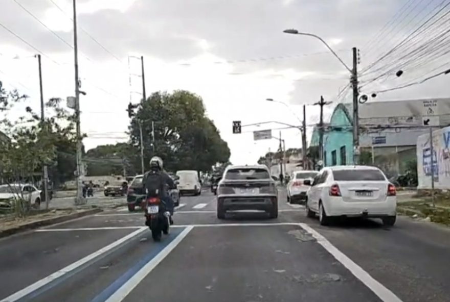 faixa-azul-para-motos-na-avenida-perimetral-de-fortaleza3A-um-corredor-exclusivo-para-motocicletas-em-funcionamento faixa-azul-para-motos-na-avenida-perimetral-de-fortaleza3A-um-corredor-exclusivo-para-motocicletas-em-funcionamento