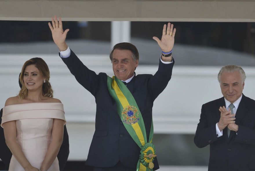 Presidente Jair Bolsonaro saÃºda o povo depois de receber a faixa presidencial.