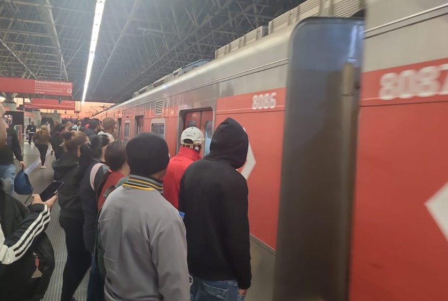 falha-em-locomotiva-na-estacao-tatuape-gera-lentidao-nas-linhas-11-coral-e-12-safira-da-cptm