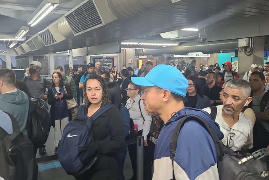 falha-na-linha-1-azul-do-metro-de-sp-causa-transtornos-aos-passageiros3A-estacao-tucuruvi-fechada-e-velocidade-reduzida.-acompanhe-na-de