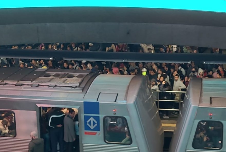falha-no-metro-causa-lentidao-e-lotacao-nas-linhas-1-azul-e-3-vermelha3A-metro-controla-fluxo-para-evitar-transtornos-aos-passageiros