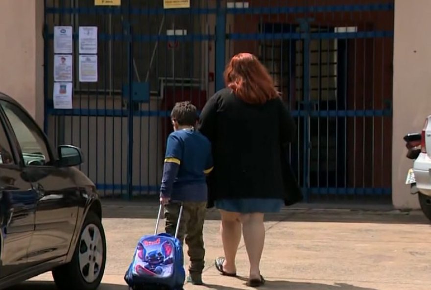 falta-de-adaptacao-escolar-para-crianca-autista-em-limeira-gera-denuncia-da-mae
