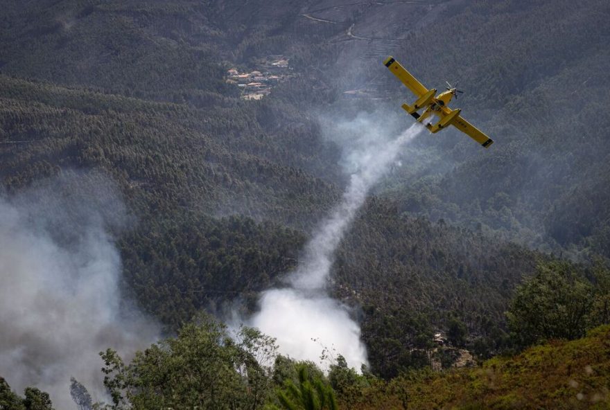 Paredes,  30/07/2025 - Operações especiais do bombeiros juntamente com os meios aéreos, helicópteros e aviões Canadair combatem incêndio em Santa Eulália, Arouca.

(Leonel de Castro)