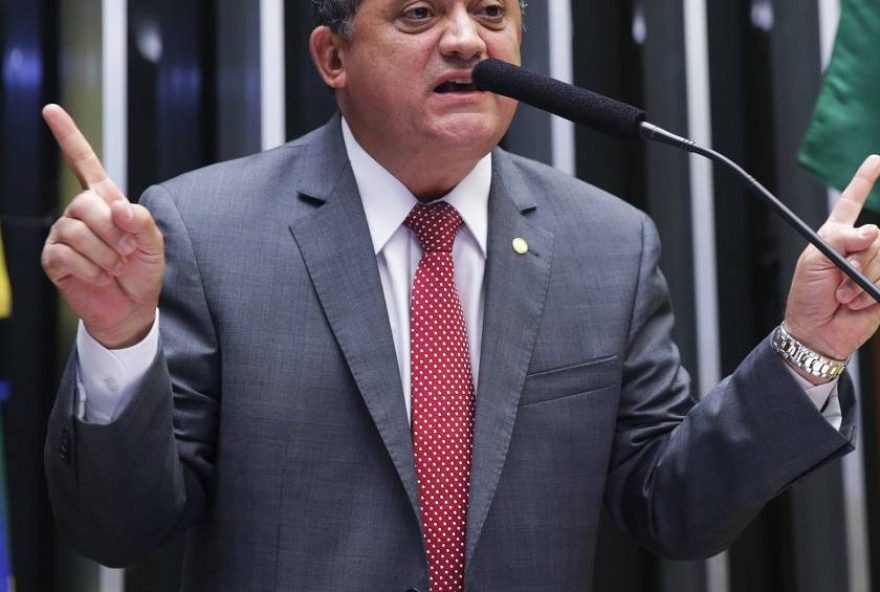 familia-bolsonaro-deu-grande-contribuicao-a-lula2C-ironiza-lider-do-governo familia-bolsonaro-deu-grande-contribuicao-a-lula2C-ironiza-lider-do-governo