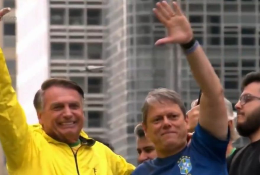 familia-bolsonaro-presa-em-bolha-enquanto-tarcisio-enfrenta-risco-de-veto3A-analise-politica3B-ouca