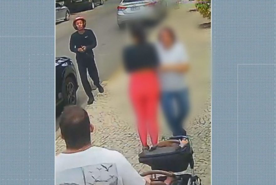 familia-com-bebes-enfrenta-bandido-com-arma-falsa-e-acaba-rendendo-o3B-video-e-desfecho-da-acao-no-rio-de-janeiro