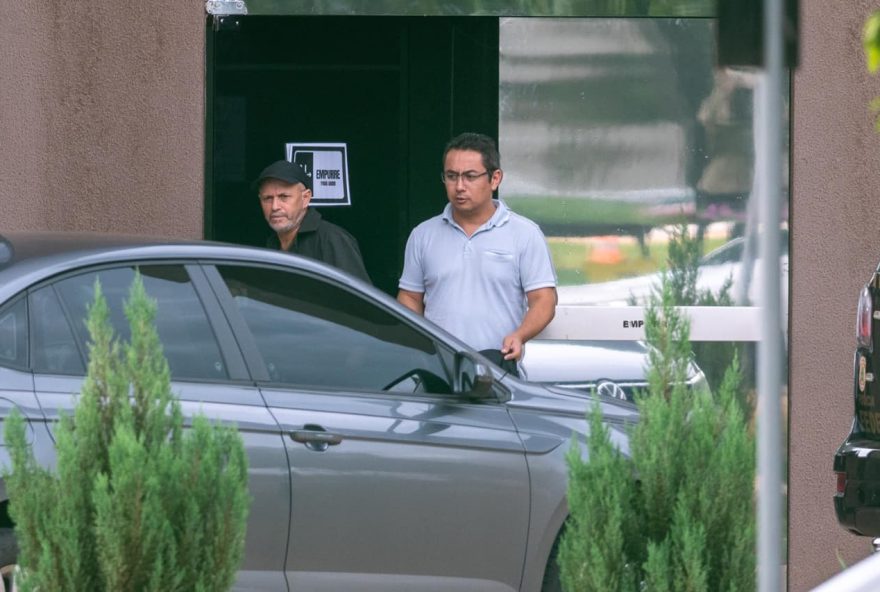 familia-de-bolsonaro-cadastra-pessoas-para-levar-comida-a-ex-presidente-na-pf