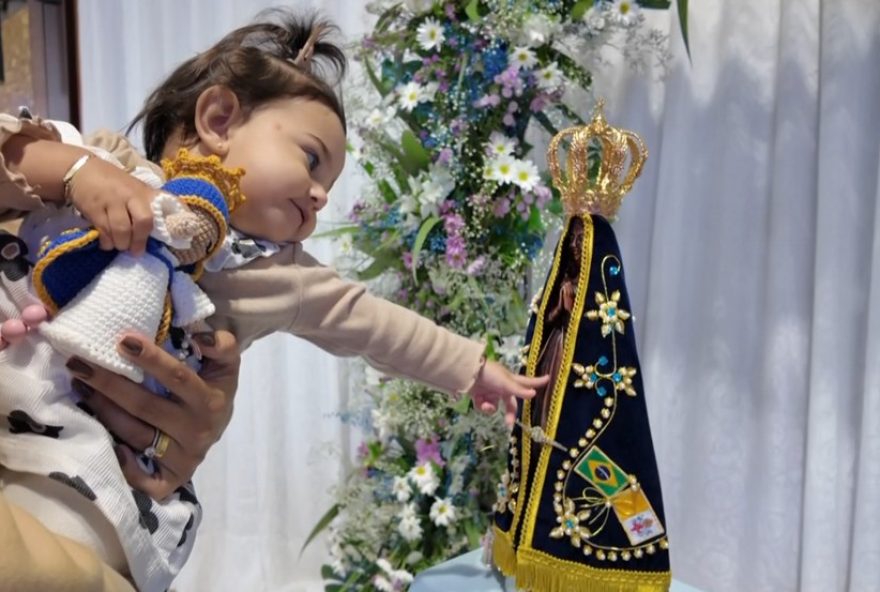 familia-de-cascavel-celebra-cura-de-bebe-apos-promessa-a-nossa-senhora-aparecida3A-catarina-maria2C-simbolo-de-fe-no-parana