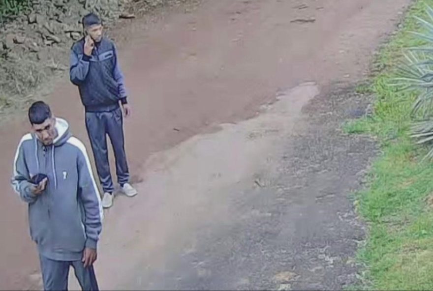 familia-e-refem-em-assalto-na-grande-bh3A-criminosos-levam-armas2C-cofre-e-carro3B-video familia-e-refem-em-assalto-na-grande-bh3A-criminosos-levam-armas2C-cofre-e-carro3B-video