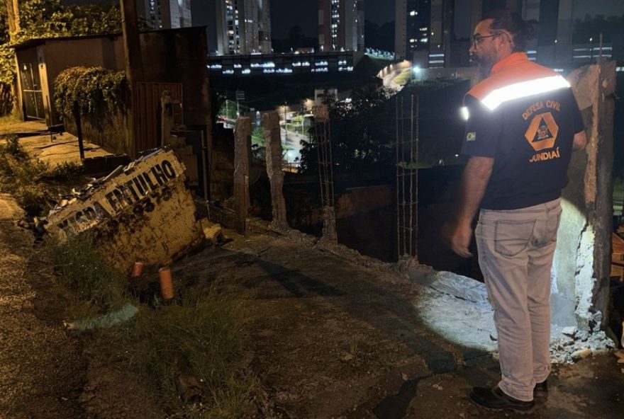 familia-e-resgatada-apos-calcada-desabar-em-jundiai-durante-chuva familia-e-resgatada-apos-calcada-desabar-em-jundiai-durante-chuva