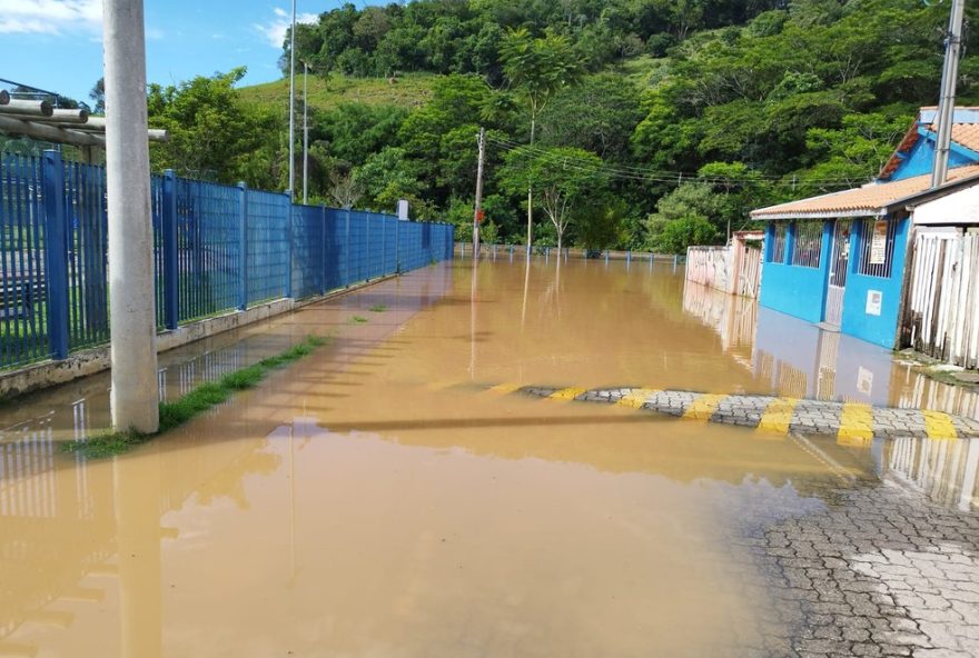 familia-em-sao-luiz-do-paraitinga-enfrenta-alagamentos3A-solidariedade-e-prevencao-em-destaque