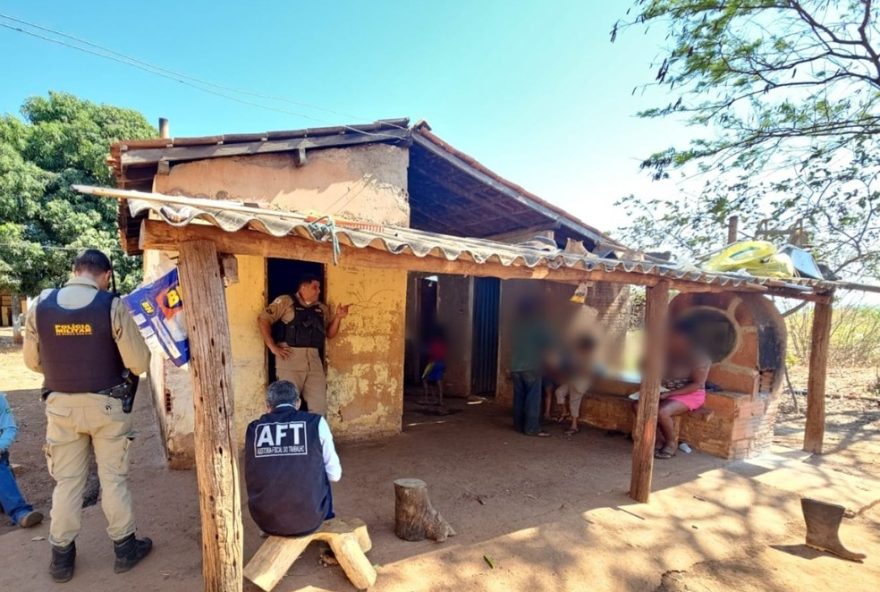 familia-indigena-resgatada-de-fazenda-em-situacao-analoga-a-escravidao3A-sem-agua-potavel-e-alimentacao-adequada