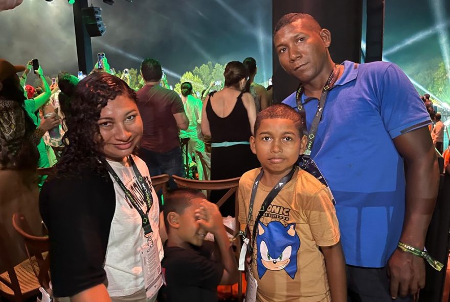 familia-ribeirinha-e-surpreendida-com-convite-para-o-amazonia-live3A-esta-muito-bonito-celebracao-em-belem-com-mariah-carey-e-artistas-locais