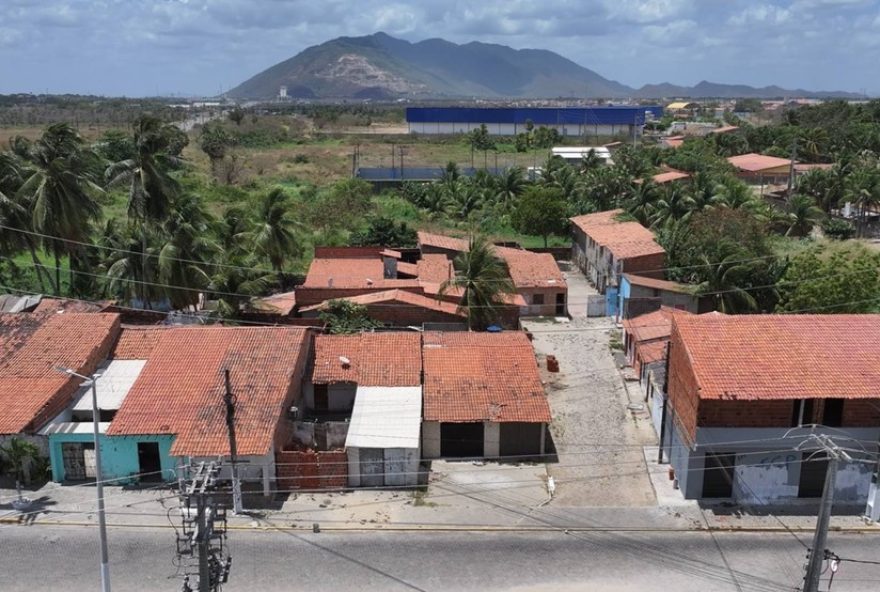 familias-abandonam-vila-em-pacatuba-por-medo-de-faccoes3A-lugar-vazio-e-pichacoes-mostram-conflito familias-abandonam-vila-em-pacatuba-por-medo-de-faccoes3A-lugar-vazio-e-pichacoes-mostram-conflito
