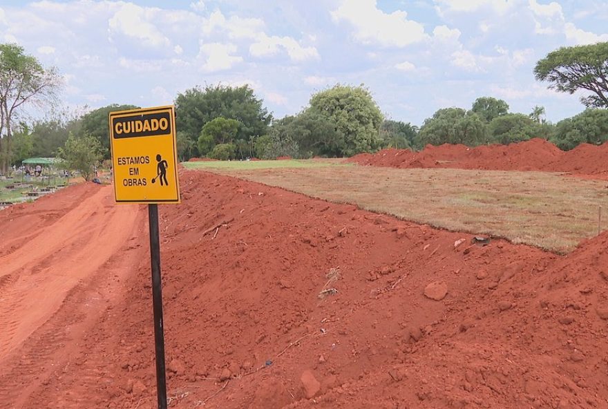 familias-buscam-tumulos-no-campo-da-esperanca-do-df3B-areas-sao-soterradas